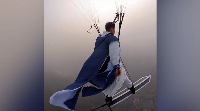 长沙滑翔伞基地教练古装“御剑飞行”（自制塑料飞剑）-亿表网